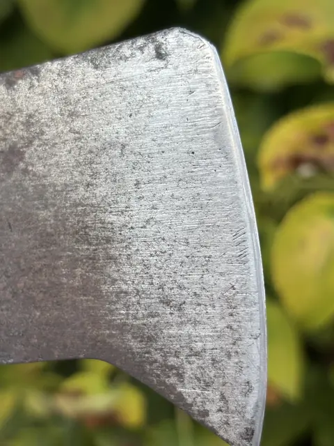 Close-up van de geslepen snede van een bijl