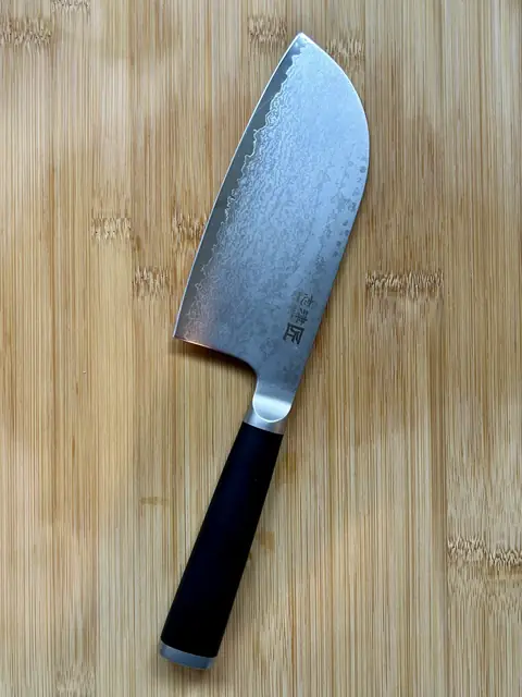 Japans santokumes op een houten snijplank