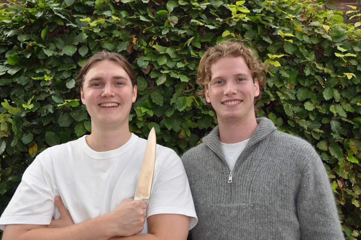 Teun en Mike van Slijpmaat met een keukenmes